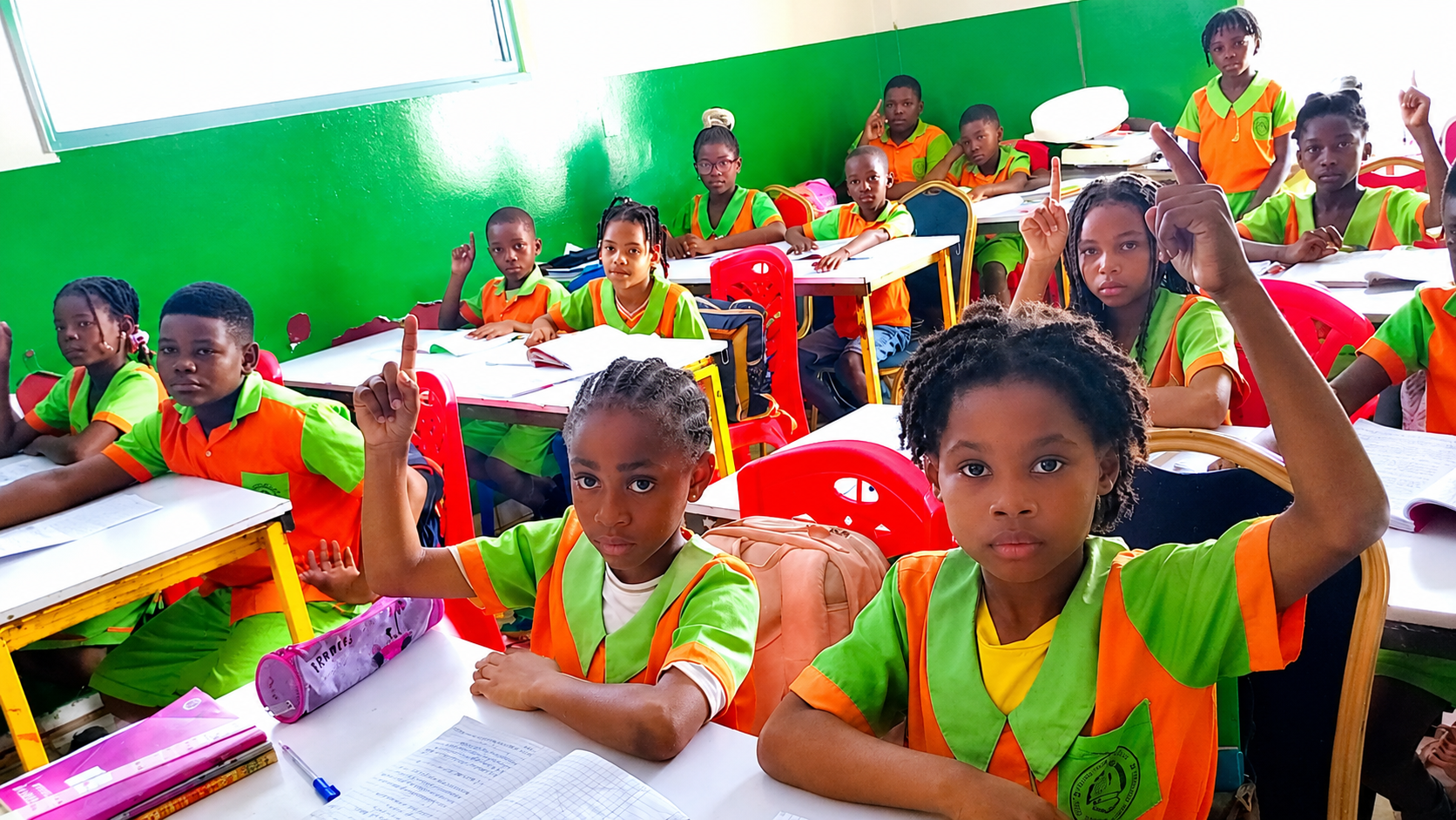 Enfants apprenant avec leur enseignante dans une classe lumineuse